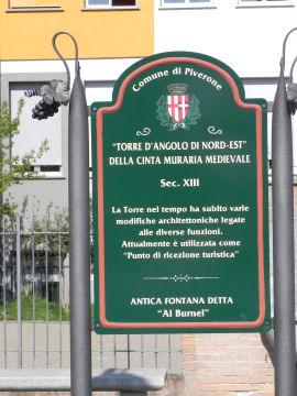 Cartello turistico della Torre d’angolo a Piverone (48121 bytes)